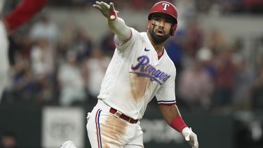 Ezequiel Durán de los Rangers de Texas tras conectar un jonrón ante los Tigres de Detroit, el martes 27 de junio de 2023, en Arlington, Texas. (AP Foto/LM Otero)