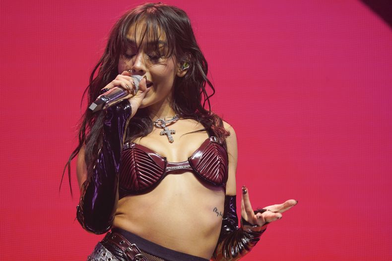 La cantante mexicana Danna Paola durante su concierto en el festival HERA HSBC en la Ciudad de México el sábado 24 de agosto de 2024. (Foto AP/Aurea Del Rosario)