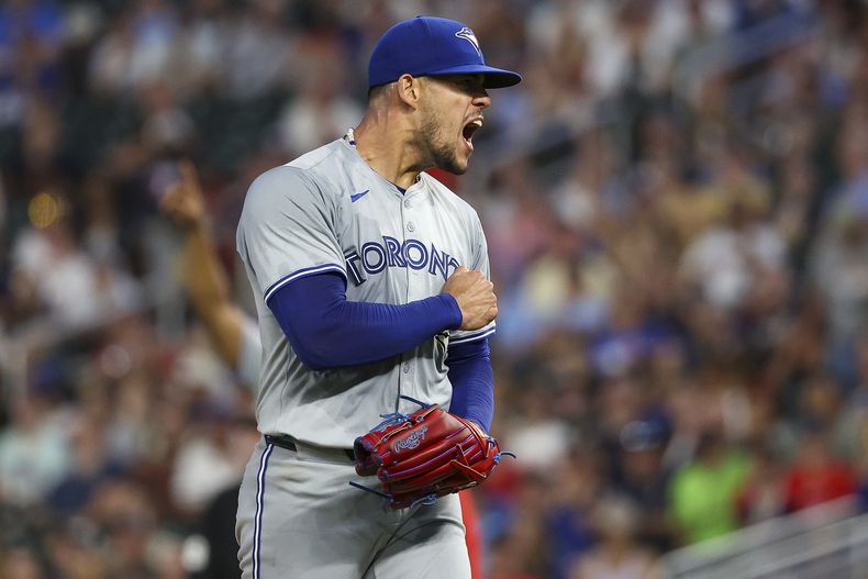El puertorriqueño José Berríos, abridor de los Azulejos de Toronto, festeja luego de sacar un out en el juego del sábado 31 de agosto de 2024, ante los Mellizos de Minnesota (AP Foto/Matt Krohn)