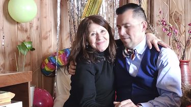 En esta imagen compartida por Constanza del Río/Nos Buscamos, se ve a Jimmy Thyden, derecha, sentado junto a María Angélica González, su madre biológica, al reunirse por primera vez en Valdivia, Chile, el 17 de agosto de 2023. (Constanza del Río/Nos Buscamos vía AP)