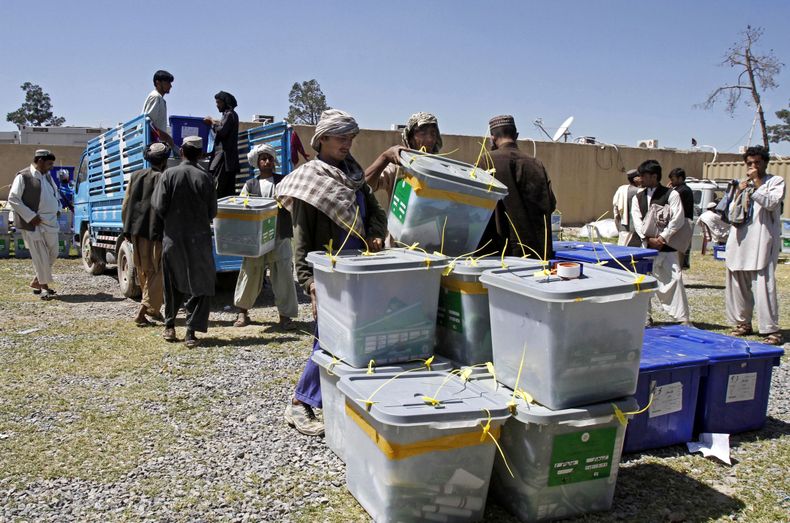 Empleados electorales bajan de un cami&oacute;n cajas que contiene votos de la elecci&oacute;n presidencial que se efectu&oacute; un d&iacute;a antes en Afganist&aacute;n, en Kandahar, el lunes 7 de abril de 2014. (Foto AP/Allauddin Khan)