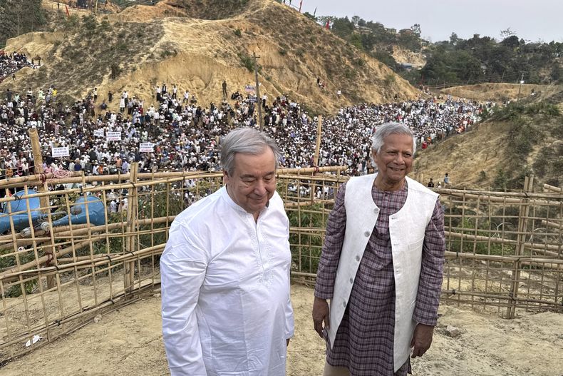 El secretario general de la ONU, António Guterres (izquierda), y el consejero jefe de Bangladesh y premio Nobel, el profesor Muhammad Yunus, juntos antes de romper el ayuno con los refugiados rohinyas en el campamento de Ukhiya en Coxs Bazar, en Bangladesh, el viernes 14 de marzo de 2025. (AP foto/Mahmud Hossain Opu)