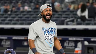 El dominicano Junior Caminero, de los Rays de Tampa Bay, festeja la victoria sobre los Yankees en la serie divisional de la Liga Americana, el miércoles 7 de octubre de 2026 (AP Foto/Seth Wenig)