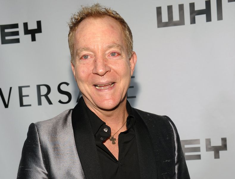 En esta foto del 20 de octubre del 2008, el cantante Fred Schneider asiste a una gala del Museo Whitney de Arte Estadounidense en Nueva York. Schneider, uno de los fundadores de la extravagante banda de rock The B-52s, est&aacute; aprovechando el 35o aniv