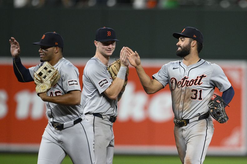 Los Tigres de Detroit, de izquierda a derecha, Wenceel Pérez, el centro, Trey Sweeney y Riley Greene celebran después de vencer a los Orioles de Baltimore, el sábado 21 de septiembre de 2024, en Baltimore. (AP Foto/Nick Wass)