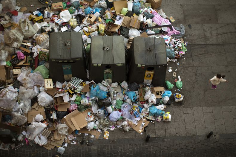 Una ni&ntilde;a juega cerca de una pila de basura alrededor de contenedores en Madrid, Espa&ntilde;a, el mi&eacute;rcoles 13 de noviembre de 2013. La huelga de recolectores de Basura concluy&oacute; el domingo 13 d&iacute;as despu&eacute;s de su inicio y