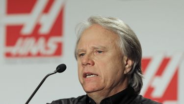 americateve | Gene Haas, fundador de Haas Automation, contesta preguntas en una rueda de prensa sobre su equipo de F&oacute;rmula Uno el lunes, 14 de abril de 2014, en Concord, Carolina del Norte. (AP Photo/Chuck Burton)