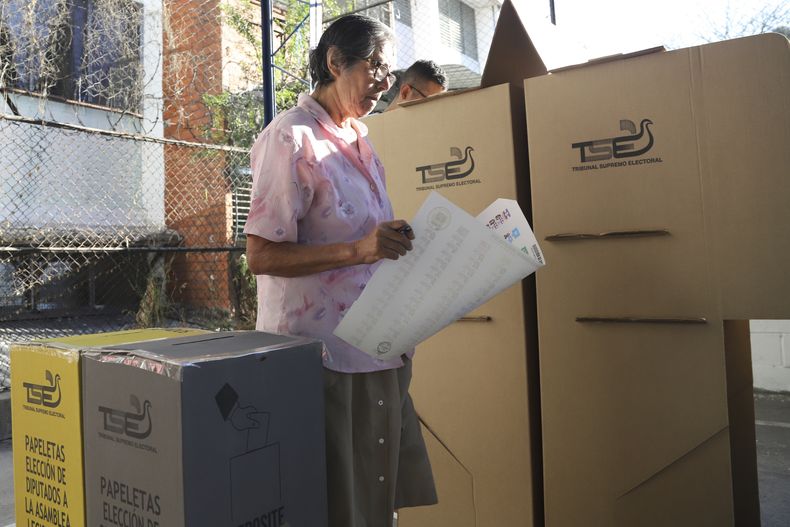 Una votante con su papeleta en un centro de votación durante las elecciones generales en San Salvador, El Salvador, el domingo 4 de febrero de 2024. (AP Foto/Salvador Meléndez)