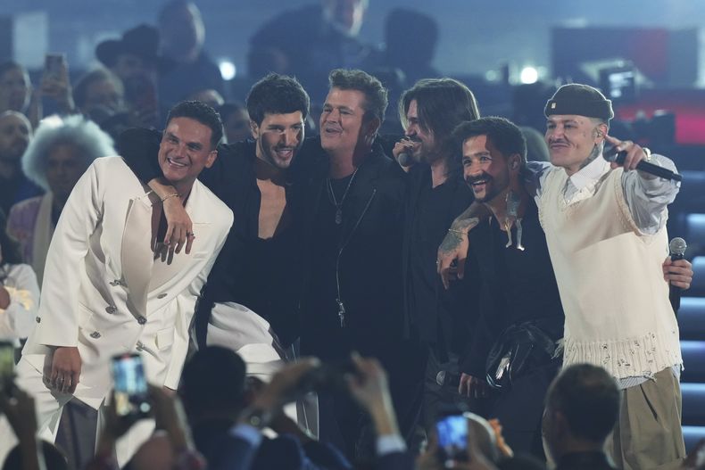 Carlos Vives, centro, durante su presentación en la ceremonia del Latin Grammy el jueves 14 de noviembre de 2024, en Miami. (Foto AP/Lynne Sladky)