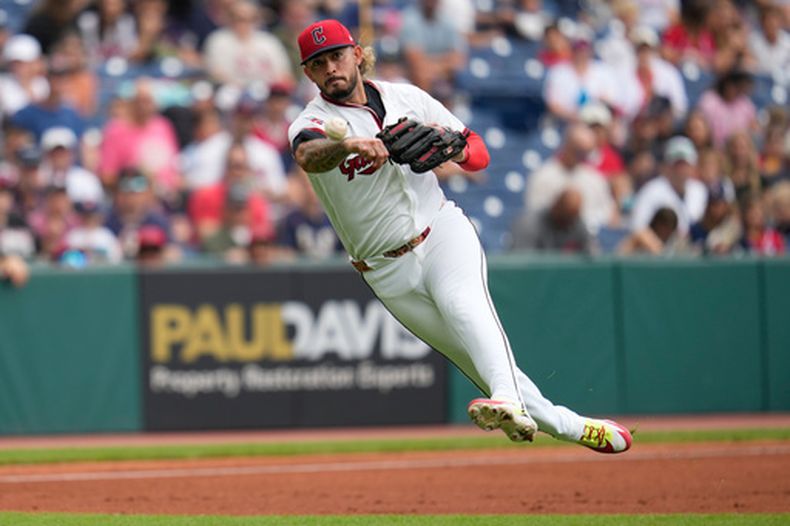 El venezolano Gabriel Arias, de los Guardianes de Cleveland, lanza para retirar en primera a Tyler Locklear, de los Diamondbacks de Arizona, en el juego del domingo 2 de agosto de 2026 (AP Foto/Sue Ogrocki)