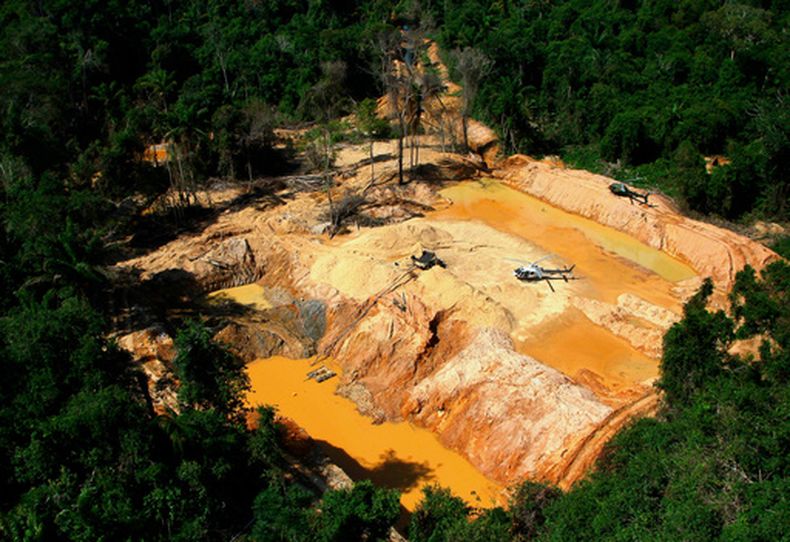 ARCHIVO – Un campamento de minería ilegal visto desde un helicóptero de la Agencia Ambiental de Brasil durante una operación para tratar de contener esa actividad en el territorio indígena yanomami, en el estado Roraima, Brasil, el 11 de febrero de 2023. (AP Foto/Edmar Barros, Archivo)