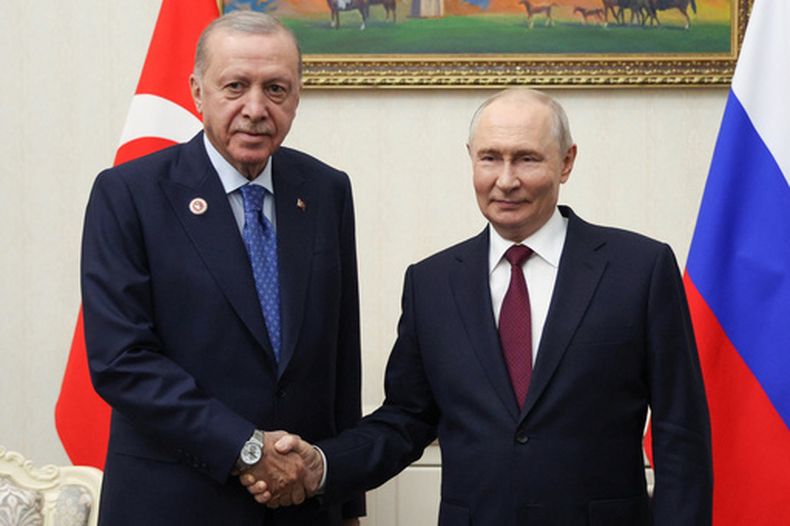 El presidente ruso Vladimir Putin (d) y el presidente turco Recep Tayyip Erdogan en una cumbre en Bishkek, Kirguistán, el 1 de septiembre del 2026. (Vyacheslav Prokofyev, Sputnik, Kremlin Pool Photo via AP)