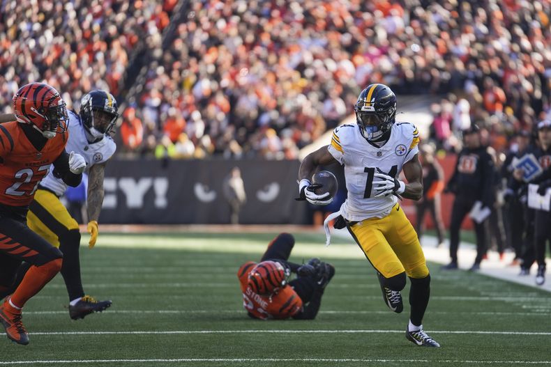 El receptor de los Steelers de Pittsburgh George Pickens anota un touchdown en el encuentro ante los Bengals de Cincinnati el domingo primero de diciembre del 2024.(AP Foto/Joshua A. Bickel)