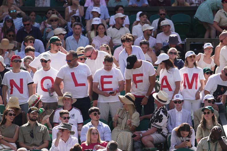 Seguidores de Novak Djokovic lo alientan en un duelo de Wimbledon, el domingo 5 de julio de 2026, ante el ruso Roman Saffiullin (AP Foto/Brian Inganga)