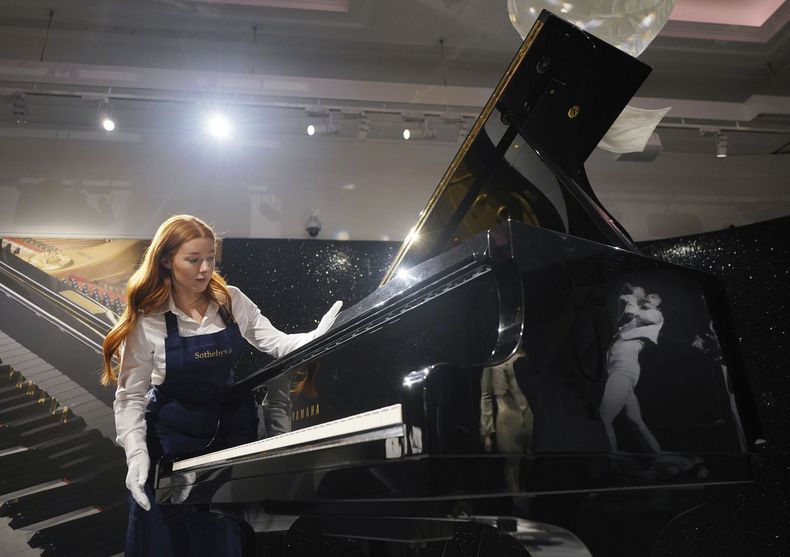 ARCHIVO - Un piano de media cola Yamaha G2 en el que Freddie Mercury compuso Bohemian Rhapsody es exhibido el 3 de agosto de 2023, en Londres. El piano se subastó por más de 2 millones de dólares el 6 de septiembre en Sothebys. (Yui Mok/PA vía AP)