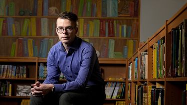 Tom Bober, bibliotecario y presidente de la Asociación de Bibliotecas Escolares de Missouri posa para un retrato el miércoles 20 de marzo de 2024, en Clayton, Missouri. (Foto AP/Jeff Roberson)