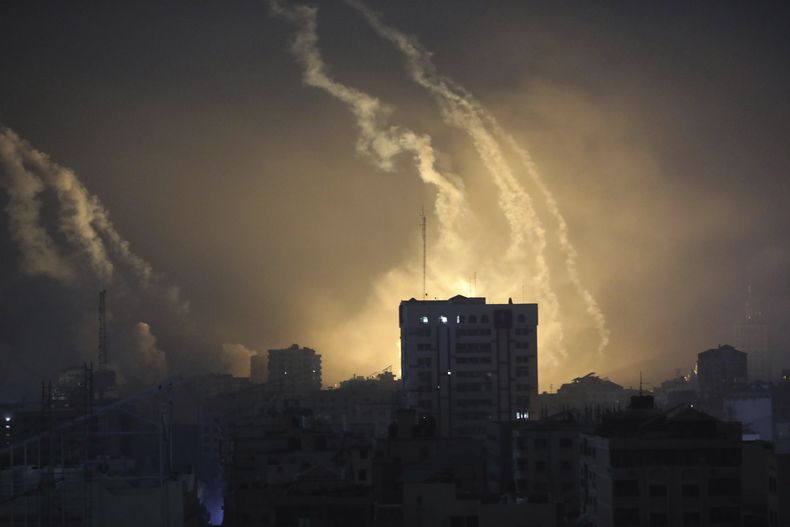 Humo y explosiones causadas por bombardeos israelíes se ven el sábado 28 de octubre de 2023 en el norte de Gaza. (AP Foto/Abed Khaled)