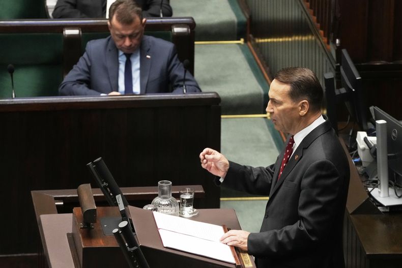 El ministro de Relaciones Exteriores de Polonia, Radek Sikorski, pronuncia un discurso ante el Parlamento polaco, el miércoles 23 de abril de 2025, en Varsovia, Polonia. (AP Foto/Czarek Sokolowski)