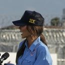 La secretaria de Seguridad Nacional de Estados Unidos, Kristi Noem, habla con los medios antes de visitar el Campamento 57, un centro para inmigrantes detenidos en la Penitenciaría Estatal de Luisiana, el miércoles 3 de septiembre de 2025, en Angola, Luisiana. (AP Foto/Gerald Herbert)