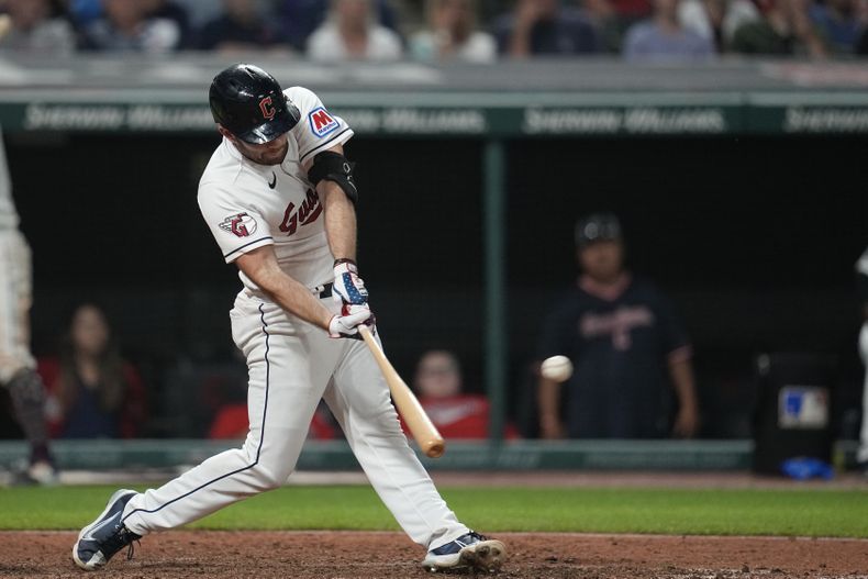 David Fry de los Guardianes de Cleveland pega un sencillo para la victoria en la décima entrada del juego ante los Bravos de Atlanta el martes 4 de julio del 2023. (AP Foto/Sue Ogrocki)