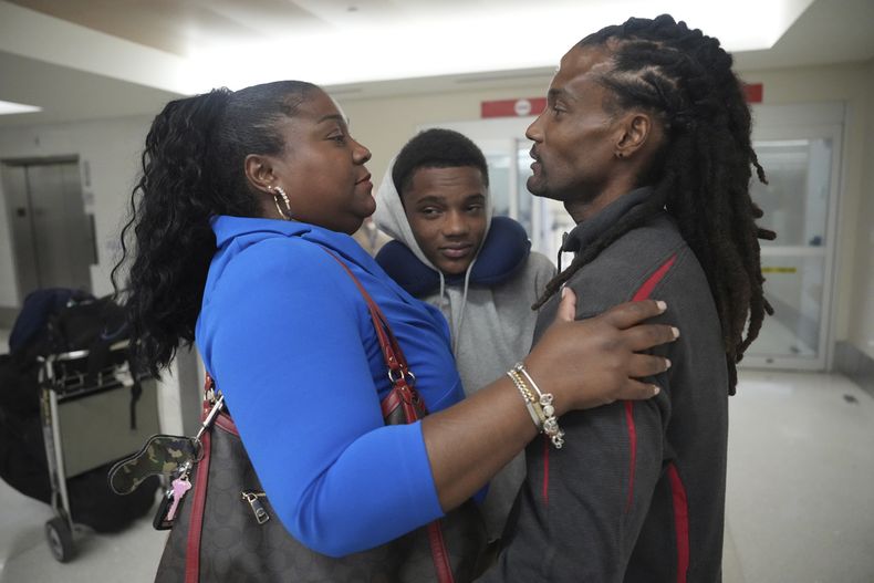 Valerie Laveus saluda a su hermano Reginald Malherbe Daniel y a su sobrino Tristan-Ryan Malherbe Daniel a la llegada de ellos por primera vez a Estados Unidos desde Haití, en el Aeropuerto Internacional Fort Lauderdale-Hollywood el miércoles 9 de agosto de 2023, en Fort Lauderdale, Florida. (AP Foto/Jim Rassol)
