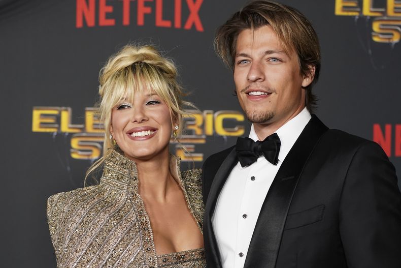 ARCHIVO - Millie Bobby Brown, a la izquierda, y Jake Bongiovi llegan al estreno de The Electric State el lunes 24 de febrero de 2025 en el Teatro Egipcio de Los Ángeles. (Foto Jordan Strauss/Invision/AP, archivo)