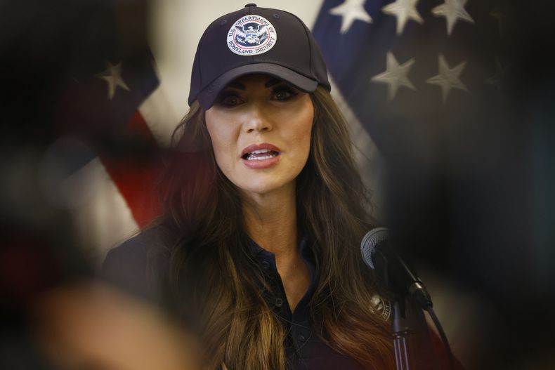 La secretaria de Seguridad Nacional, Kristi Noem, durante una conferencia de prensa en Los Ángeles, el jueves 12 de junio de 2025. (AP Foto/Etienne Laurent)