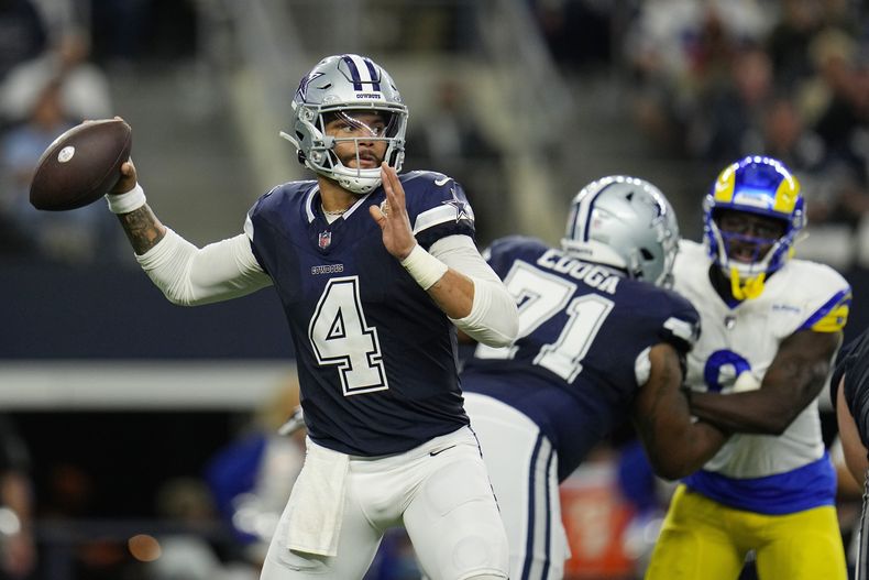 El quarterback de los Cowboys de Dallas Dak Prescott lanza un pase durante el encuentro ante los Rams de Los Ángeles en el Estadio AT&T en Arlington, Texas el domingo 29 de octubre del 2023. (AP Foto/Julio Cortez)