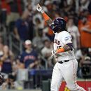 El puertorriqueño Martín Maldonado, de los Astros de Houston, festeja tas conectar un jonrón ante los Nacionales de Washington, el martes 13 de junio de 2023 (AP Foto/David J. Phillip)