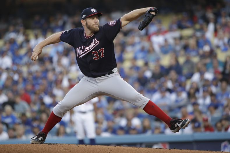ARCHIVO - Stephen Strasburg, abridor de los Nacionales de Washington, hace un lanzamiento en el quinto juego de la serie divisional de la Liga Nacional, ante los Dodgers de Los Ángeles, el 2 de octubre de 2019 (AP Foto/Marcio José Sánchez, archivo)