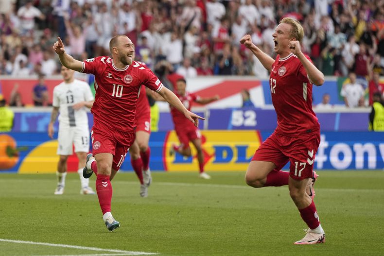 Christian Eriksen (izquierda) festeja tras marcar el gol de Dinamarca en el empate 1-1 contra Eslovenia en la Eurocopa, el domingo 16 de junio de 2024, en Stuttgart. (AP Foto/Matthias Schrader)