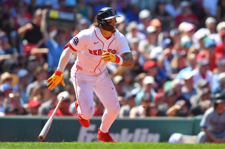 Jarren Duran, de los Medias Rojas de Boston, corre hacia la primera base tras conectar un sencillo de dos carreras en la cuarta entrada de un partido de béisbol contra los Azulejos de Toronto, el domingo 26 de julio de 2026, en Boston. (Foto AP/Steven Senne)
