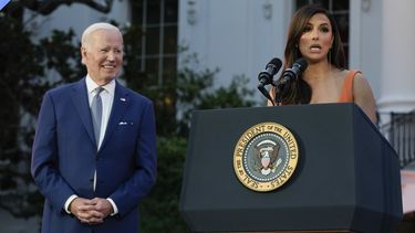 El presidente Joe Biden escucha mientras Eva Longoria habla antes de una función de la película Flamin Hot el jueves 15 de junio de 2023, en el Jardín Sur de la Casa Blanca en Washington. (Foto AP/Jacquelyn Martin)