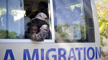 americateve | En esta foto del 25 de noviembre de 2013 aparecen haitianos que fueron deportados por las autoridades de Rep&uacute;blica Dominicana y puestos en un bus que los lleve de regreso a Croix-des-Bouquets, Haiti. El gobierno dominicano anunci&oacute; el viernes