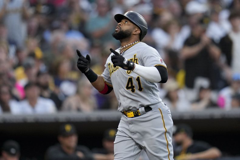 El dominicano de los Piratas de Pittsburgh Carlos Santana celebra tras conectar un cuadrangular de dos carreras en la tercera entrada del juego ante los Padres de San Digo el lunes 24 de julio del 2023. (AP Foto/Gregory Bull)