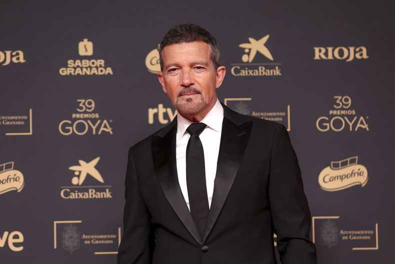 Antonio Banderas llega a la 39ª edición de los Premios Goya en Granada, España, el sábado 8 de febrero de 2025, en Granada. (Foto AP/Fermin Rodriguez)