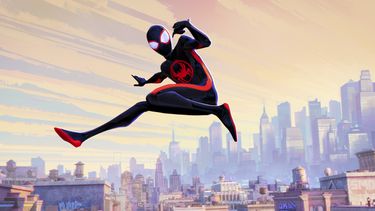 Esta imagen difundida por Sony Pictures Animation muestra a Miles Morales como Spider-Man, con la voz de Shameik Moore en una escena de Spider-Man: Across the Spider-Verse . (Sony Pictures Animation vía AP)