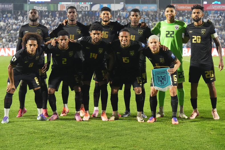 El equipo de Panamá posa para una foto grupal antes de un juego de fútbol de clasificación para la Copa del Mundo de 2026 contra Guatemala en la Ciudad de Guatemala, el jueves 13 de noviembre de 2025. (AP Photo/Moises Castillo)