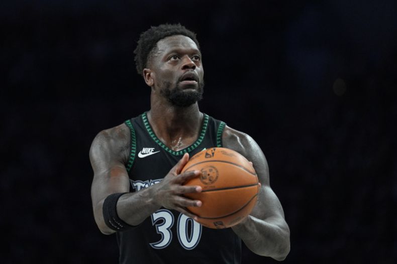 ARCHIVO - Julius Randle, de los Timberwolves de Minnesota, dispara a la canasta durante la primera mitad del tercer juego de la serie de playoffs del baloncesto de la NBA contra los Spurs de San Antonio, el 8 de mayo de 2026, en Minneapolis. (AP Foto/Abbie Parr, Archivo)