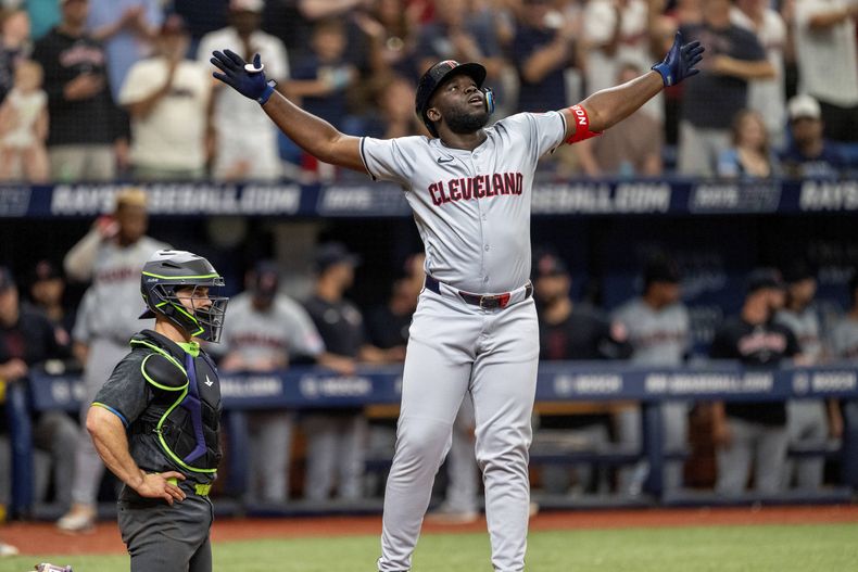 El dominicano Jhonkensy Noel, de los Guardianes de Cleveland, festeja luego de batear un jonrón el sábado 13 de julio de 2024, ante los Rays de Tampa Bay (AP Foto/Chris Tilley)