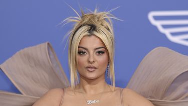 ARCHIVO - Bebe Rexha posa a su llegada a la gala benéfica amfAR Cinema Against AIDS en el Hotel du Cap-Eden-Roc en la 76a edición del Festival Internacional de Cine de Cannes, en Cap dAntibes, en el sur de Francia, el 25 de mayo de 2023. La estrella pop Bebe Rexha fue golpeada en la cara y herida con un teléfono celular lanzado desde el público durante un concierto en Nueva York, el domingo 18 de junio por la noche, y un hombre fue arrestado, dijo la policía. (Foto Vianney Le Caer/Invision/AP, archivo)