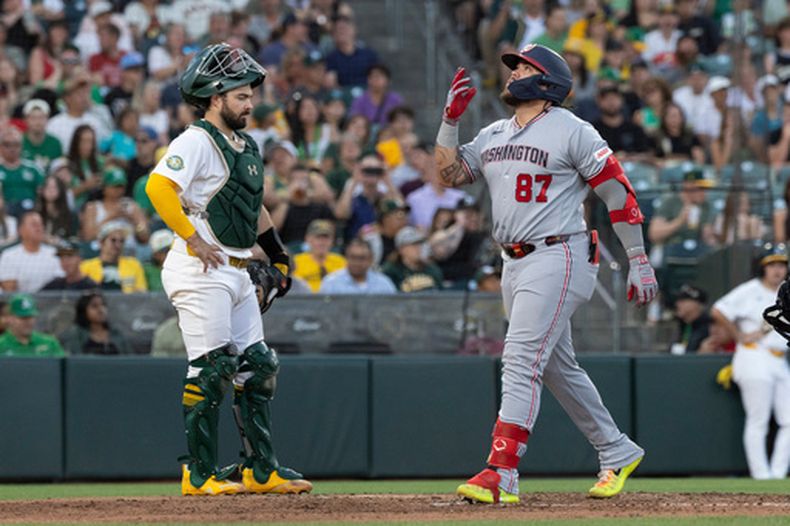 Andrés Chaparro, de los Nacionales de Washington, recorre las bases tras conectar un jonrón de dos carreras durante la quinta entrada de un partido de béisbol contra los Atléticos, el viernes 17 de julio de 2026, en West Sacramento, California. (Foto AP/Sara Nevis)