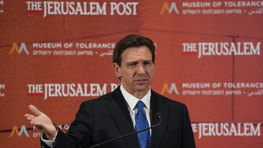El gobernador de Florida, Ron DeSantis, habla a los medios en una conferencia titulada Celebremos los rostros de Israel en el Museo de la Tolerancia de Jerusalén, el jueves 27 de abril de 2023. (AP Foto/Maya Alleruzzo)