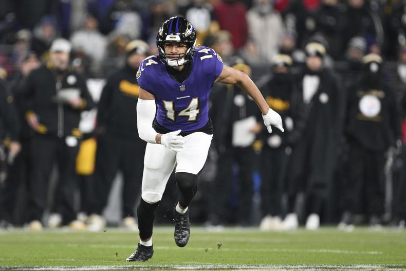 ARCHIVO - Kyle Hamilton, de los Ravens de Baltimore, actúa en el partido de comodines ante los Steelers de Pittsburgh, el sábado 11 de enero de 2025 (AP Foto/Terrance Williams, archivo)