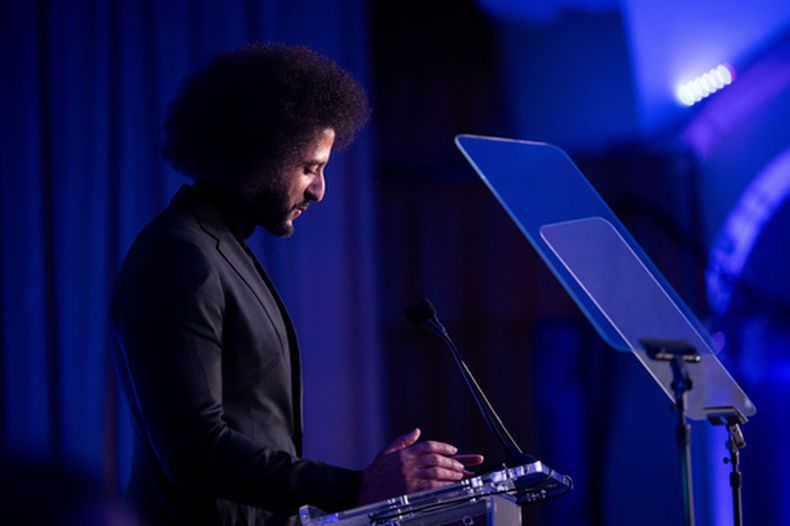 Colin Kaepernick habla tras recibir el premio Ralph Ellison de la ACLU el viernes 24 de julio de 2026 en Washington (AP Foto/Kevin Wolf)
