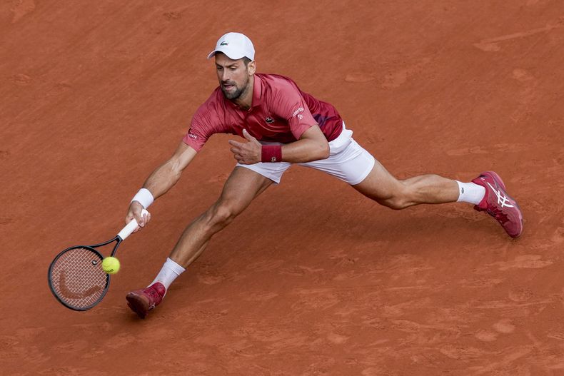 ARCHIVO - El serbio Novak Djokovic devuelve ante el argentino Francisco Cerúndolo en la cuarta ronda del Abierto de Francia, el 3 d ejunio de 2024. (AP Foto/Thibault Camus)