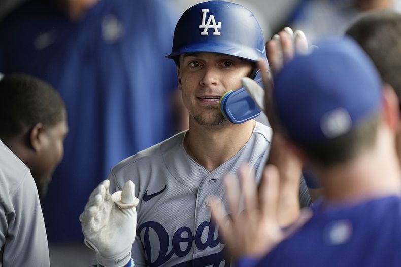 El puertorriqueño Kiké Hernández, de los Dodgers de Los Ángeles, festeja su jonrón en el juego del jueves 24 de agosto de 2023, ante los Guardianes de Cleveland (AP Foto/Sue Ogrocki)