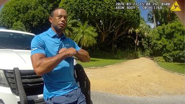 ARCHIVO - Foto del 27 de marzo del 2026, imagen de la cámara policial del condado Martin en Florida del golfista Tiger Woods durante el examen de sobriedad tras su choque. (Martin County Sheriffs Office via AP, File)