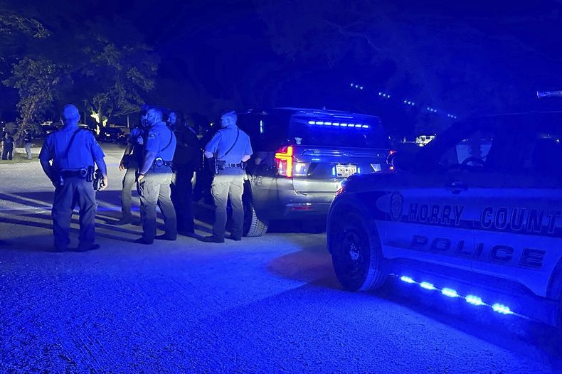 En esta imagen proporcionada por la policía del condado de Horry, policías en el lugar de un tiroteo el domingo 25 de mayo de 202 en Little River, Carolina del Sur. (Policía del condado Horry via AP)