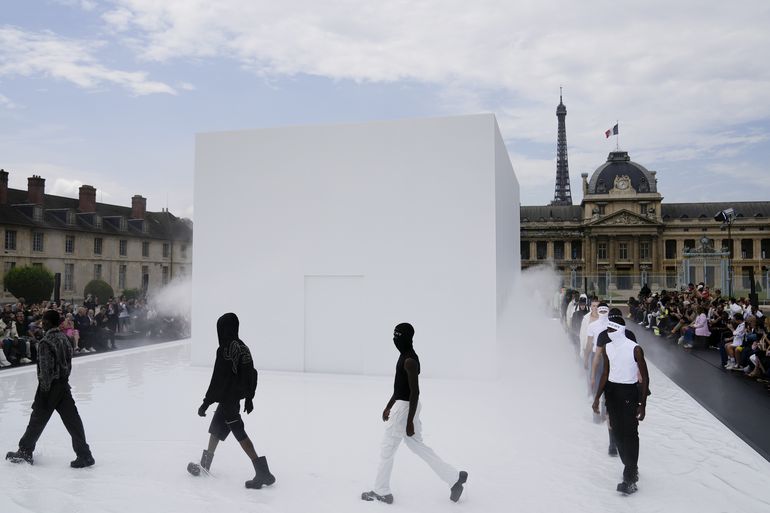 Modelos de Givenchy caminan sobre el agua en Semana de París